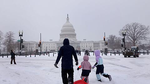 Der starke Schneefall sorgt vielerorts in den USA f&uuml;r Probleme, bringt aber auch seltene Freuden mit sich - wie etwa Schlittenfahren am Kapitol.