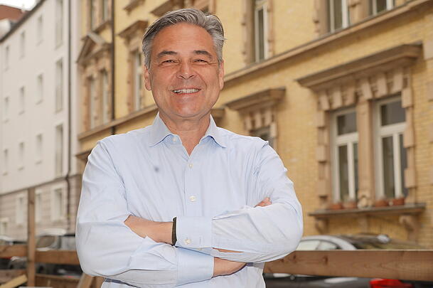 Der M&uuml;nchner Krisen-Kommunikationsmanager Matthias Burkard (56) ber&auml;t Unternehmen
in Krisenzeiten. Sein Beraterb&uuml;ro befindet sich in der Maxvorstadt.