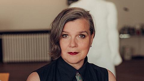 Claudia Bauer wurde 1966 in Landshut geboren. Sie studierte Schauspiel und Regie an der Ernst Busch in Berlin. Von 2015 bis 2023 Hausregisseurin am Schauspiel Leipzig, seit der Saison 2024/25 am Residenztheater.