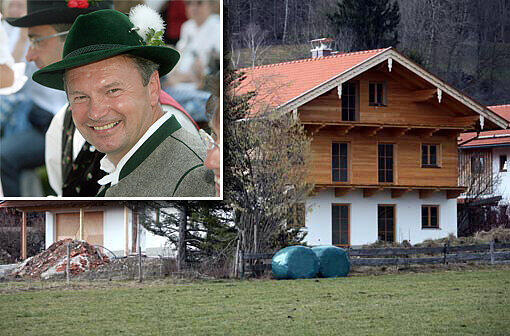 Der Affären-Landrat von Miesbach: Jakob Kreidl (kleines Bild). Die Ermittlungen haben unter anderem sein Privathaus zum Gegenstand, das offenbar in Teilen ein Schwarzbau ist.