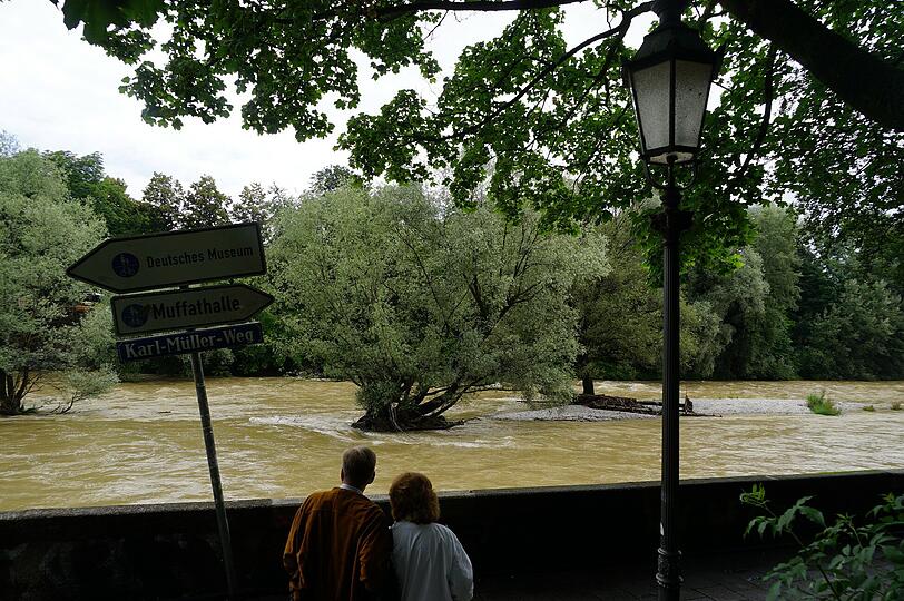Von einem Isar-Hochwasser in München sind wir noch ein gutes Stück entfernt &ndash; aber so langsam schaukelt sich das Ganze hoch. Und schwappt an einigen Stellen sogar über. Bislang nur an den renaturierten Flächen. Aber auch dafür sind die ja geschaffen worden. Gut so.