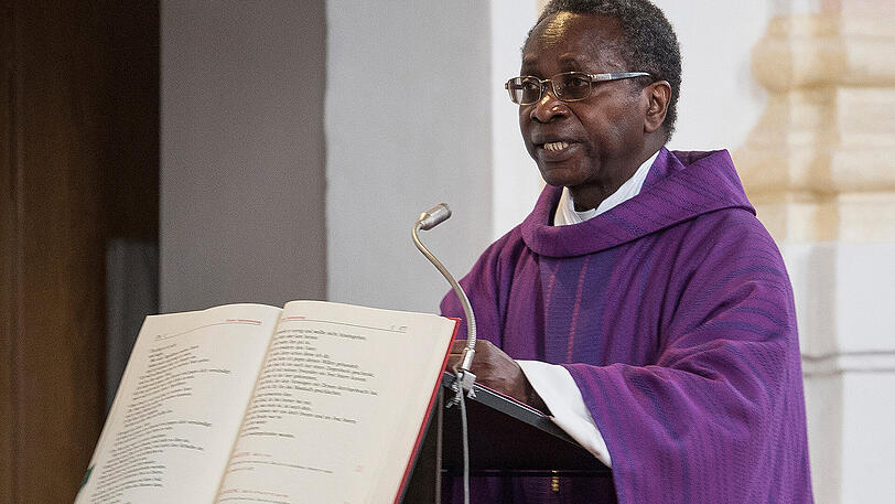 6.3. 2016: Pfarrer Olivier Ndjimbi-Tshiende erklärt in der Kirche von Zorneding seinen Rücktritt.