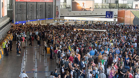 Chaos am Frankfurter Flughafen, nachdem eine Person unberechtigt durch die Sicherheitskontrolle gelangt war.