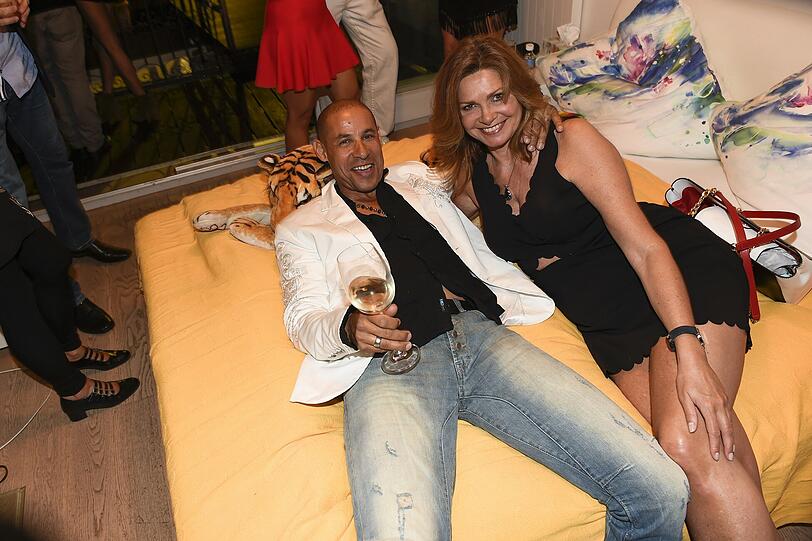 Jeff Williams und Maren Gilzer machen es sich auf dem Bett bequem