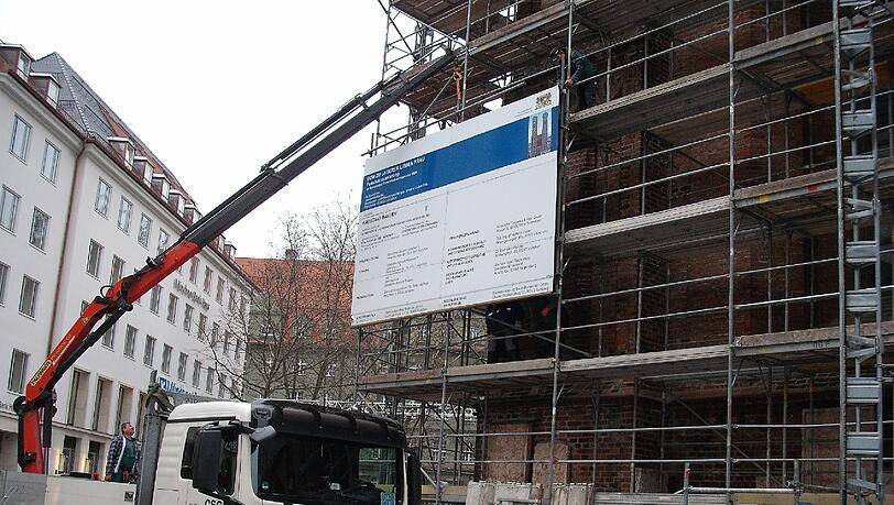 Die Gerüstbauer sind bereits schwer am Schuften. Seit Montag errichten sie am Südturm das Baugerüst für die Renovierung. Die Gerüstbauer sind bereits schwer am Schuften. Seit Montag errichten sie am Südturm das Baugerüst für die Renovierung.