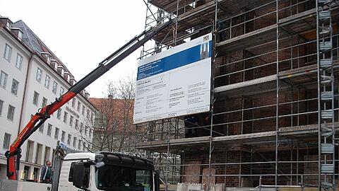 Die Gerüstbauer sind bereits schwer am Schuften. Seit Montag errichten sie am Südturm das Baugerüst für die Renovierung.