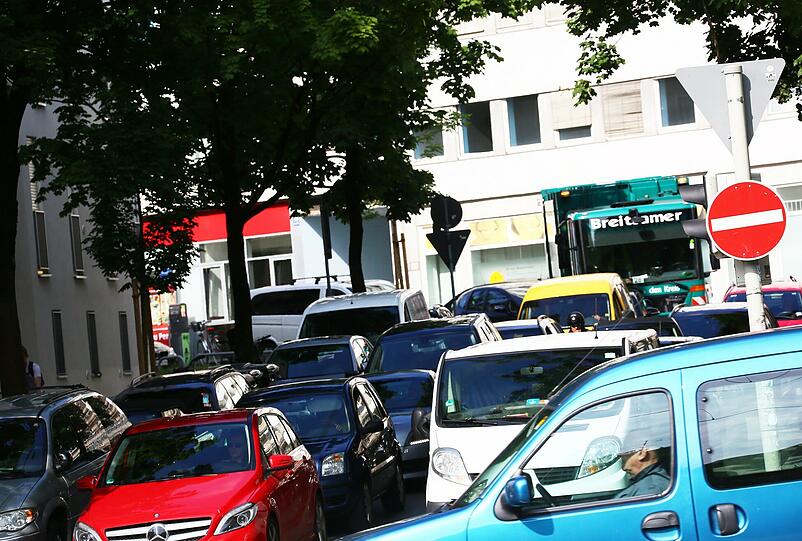 Inzwischen schon ein vertrautes Bild: Verkehrsinfarkt im Berufsverkehr in der Josef-Rüderer-Straße in Richtung Gabelsbergerstraße.