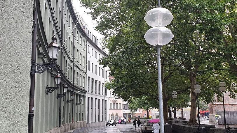 So war es bisher: Die historischen Laternen an der grünen Fassade des Polizeipräsidiums müssen weg.