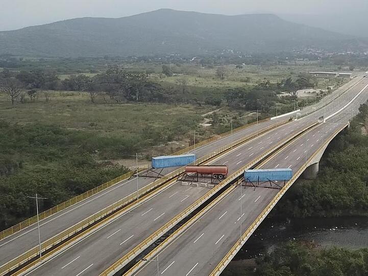 Container versperren den Weg auf der Brücke Tienditas, nahe der kolumbianischen Grenzstadt Cucuta.