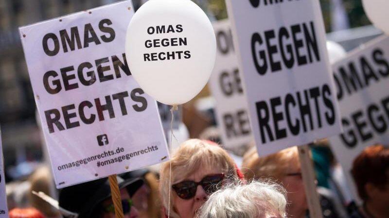 Teilnehmer einer Demonstration sammeln sich mit Plakaten "Omas gegen rechts" auf dem Rathausplatz. Foto: Christian Charisius/dpa/Archivbild