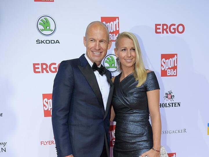 Arjen Robben mit seiner Frau Bernadien Eillert. Foto: Axel Heimken/dpa/Archivbild