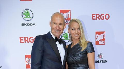 Arjen Robben mit seiner Frau Bernadien Eillert. Foto: Axel Heimken/dpa/Archivbild