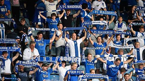 Fans des 1. FC Magdeburg beim Pokalspiel gegen Darmstadt. Auch in dieser Woche geht die Debatte um Zuschauer in den Stadien weiter.