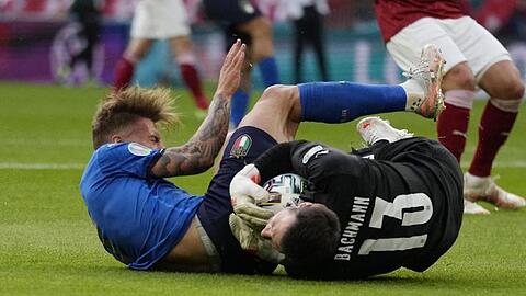 Österreichs Torhüter Daniel Bachmann (r) ist vor Stürmer Ciro Immobile am Ball. Österreichs Torhüter Daniel Bachmann (r) ist vor Stürmer Ciro Immobile am Ball.