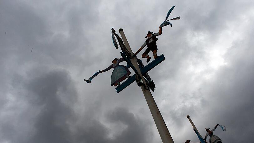 Grauer Himmel über dem Oktoberfest: Auch heuer ist nicht klar, ob die Wiesn stattfinden kann. Corona hat damit aber nichts zu tun.