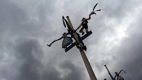 Grauer Himmel über dem Oktoberfest: Auch heuer ist nicht klar, ob die Wiesn stattfinden kann. Corona hat damit aber nichts zu tun.