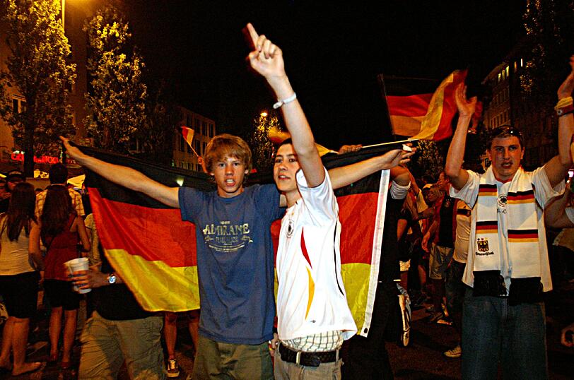 Gefeiert wurde trotzdem: Fans auf der Münchner Leopoldstraße