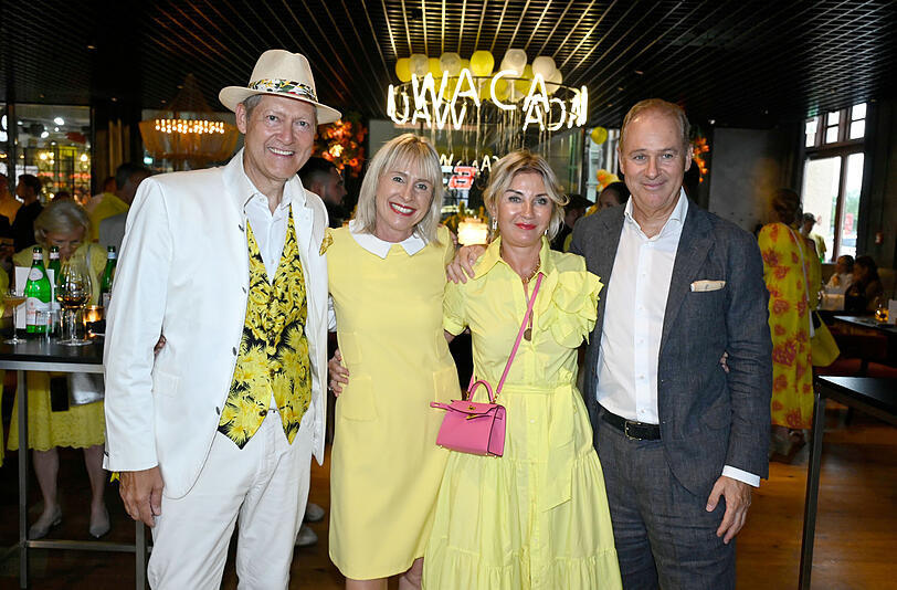 Andreas Dünkel mit Frau Barbara (Gründer Motorworld) sowie Markus Aichinger mit Frau Elena (Inhaber WACA, Aichinger Gastro GmbH)