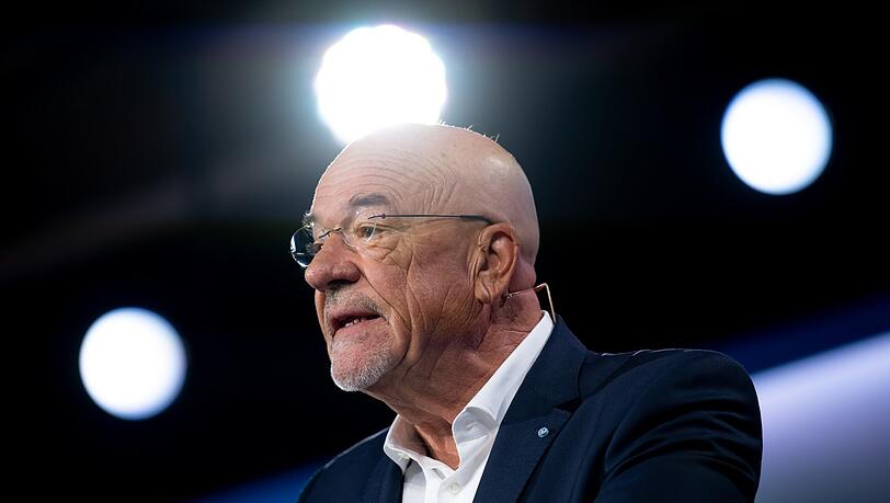 Sieht Bayern und Deutschland im wirtschaftlichen Stillstand: der Präsident der Vereinigung der Bayerischen Wirtschaft (vbw) Wolfram Hatz bei der Vorstellung des Frühjahrs-Index in München. Sieht Bayern und Deutschland im wirtschaftlichen Stillstand: der Präsident der Vereinigung der Bayerischen Wirtschaft (vbw) Wolfram Hatz bei der Vorstellung des Frühjahrs-Index in München.