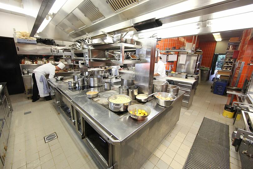 Im Allerheiligsten des Gourmettempels Tantris, der Küche, herrschen Präzision, Perfektion - und Stille.