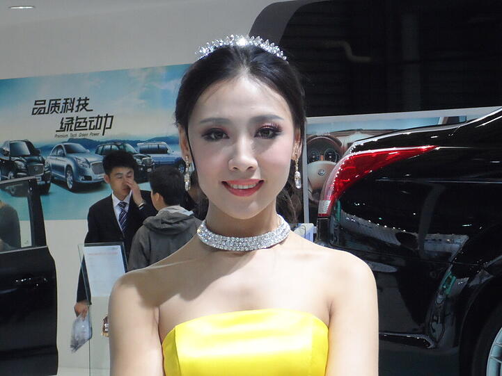 Schöne Frauen an neuen Autos: Eine nach wie vor unschlagbar attraktive Kombination - auch in Shanghai.