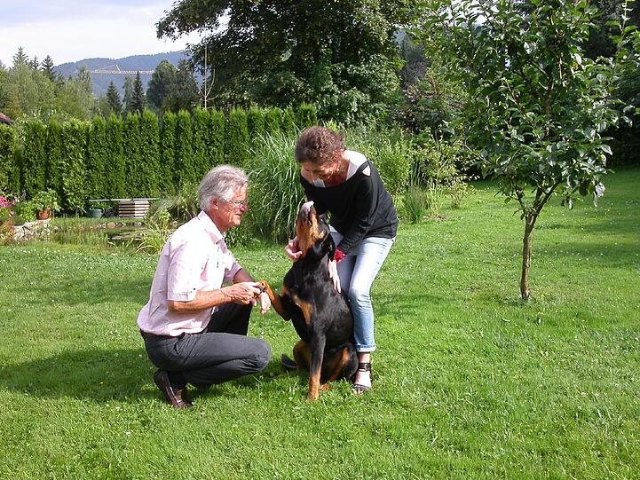 Die Besitzer mit Rottweilerhündin "Mona".