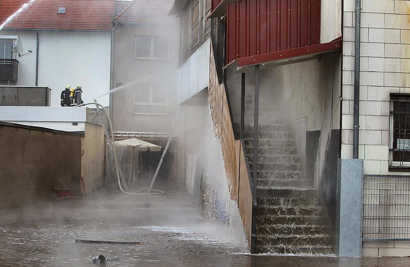 Einsatzkräfte der Feuerwehr löschen am 12.10.2013 einen Großbrand im Melodrom, einer Kombination aus Kino und Diskothek in Kaufbeuren-Neugablonz. In den Morgenstunden war in dort ein Feuer ausgebrochen.