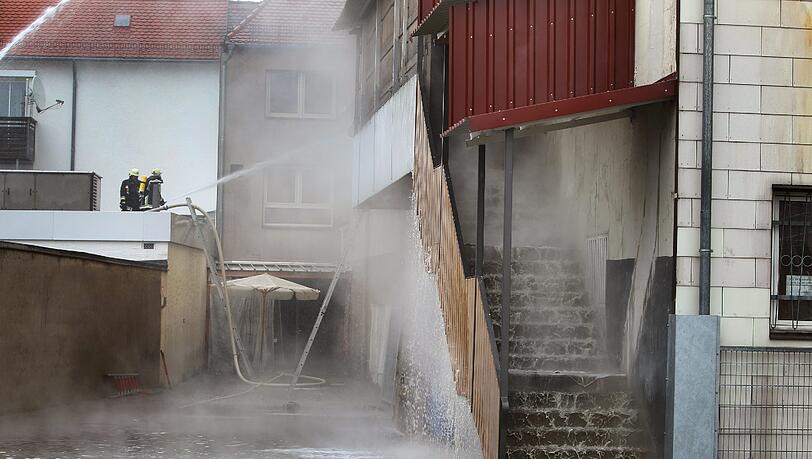 Einsatzkräfte der Feuerwehr löschen am 12.10.2013 einen Großbrand im Melodrom, einer Kombination aus Kino und Diskothek in Kaufbeuren-Neugablonz. In den Morgenstunden war in dort ein Feuer ausgebrochen. Einsatzkräfte der Feuerwehr löschen am 12.10.2013 einen Großbrand im Melodrom, einer Kombination aus Kino und Diskothek in Kaufbeuren-Neugablonz. In den Morgenstunden war in dort ein Feuer ausgebrochen.