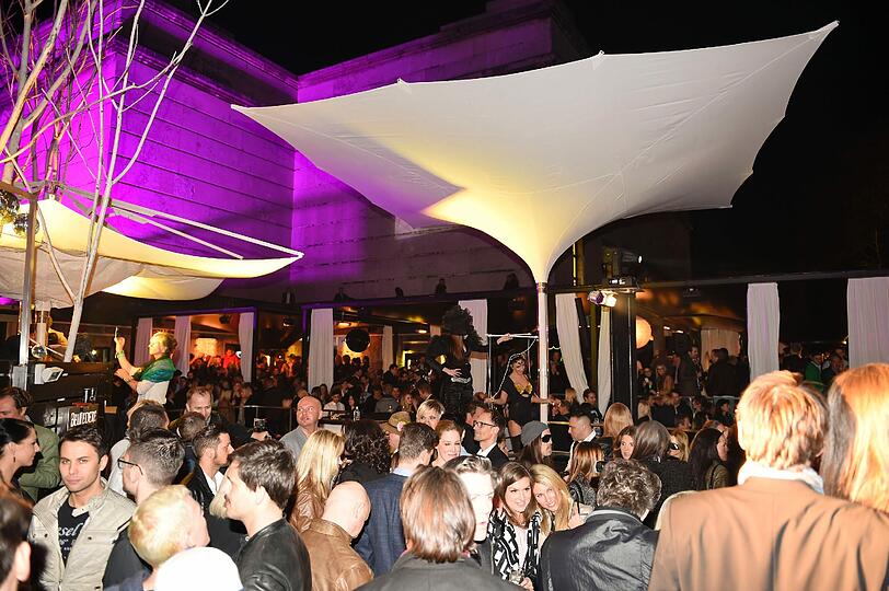 P1-Partyfeeling unterm weißen Segel