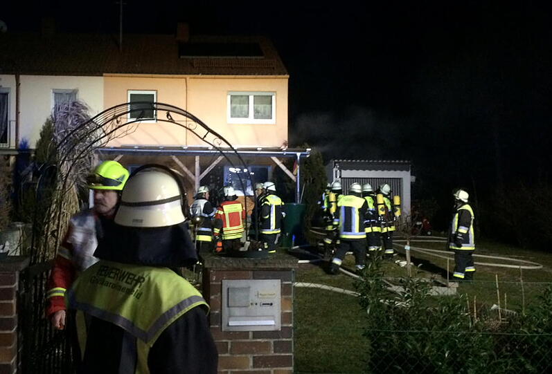 Explosion im Keller - die Bilder vom Feuerwehreinsatz in Großkarolinenfeld.