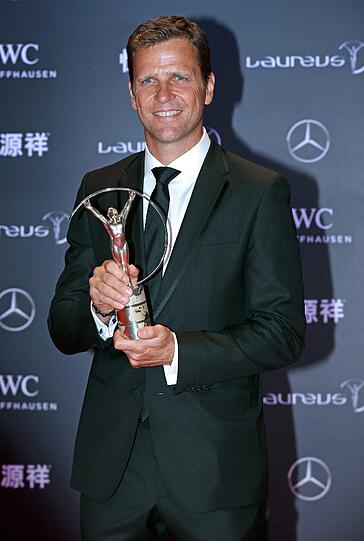 Oliver Bierhoff nahm stellvertretend für das DFB-Team den Laureus Award als beste Mannschaft entgegen