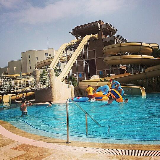 Wenig später entspannt Mehdi mit den Kids am Pool...
