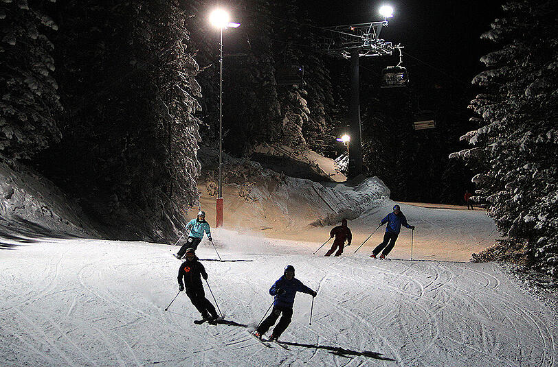 Ab auf die Piste &ndash; und das bei Flutlicht. Das ist ab sofort wieder im Skigebiet Spitzingsee-Tegernsee möglich.
