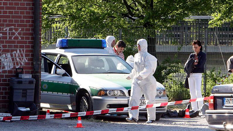 ARCHIV - Beamte der Spurensicherung arbeiten am 25. April 2007 auf der Heilbronner Theresienwiese an dem Tatort.