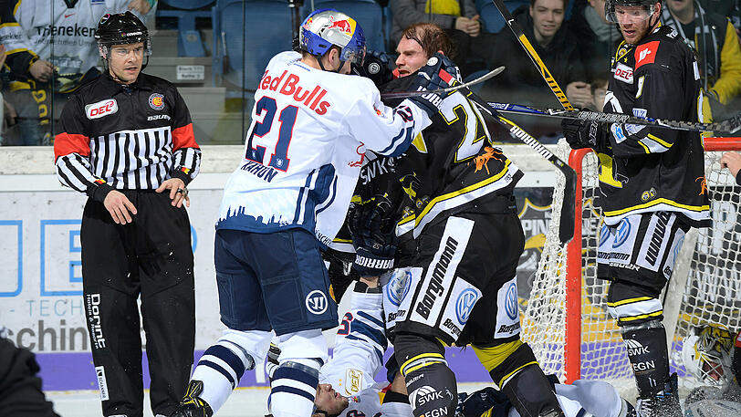 "Es ist nie leicht oder angenehm, in Krefeld zu spielen", sagt EHC-Star Kahun, hier im Clinch mit Seifert.