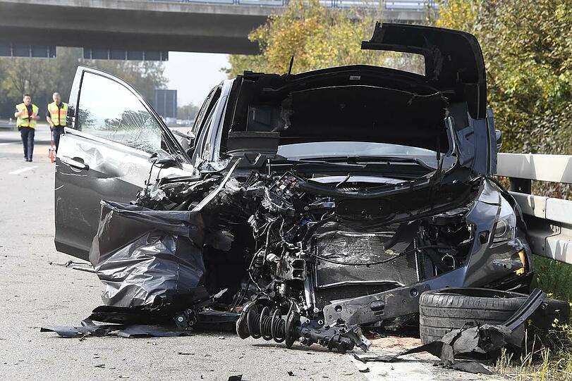 Schwerer Unfall auf der A995 - Bilder vom Bergungseinsatz.