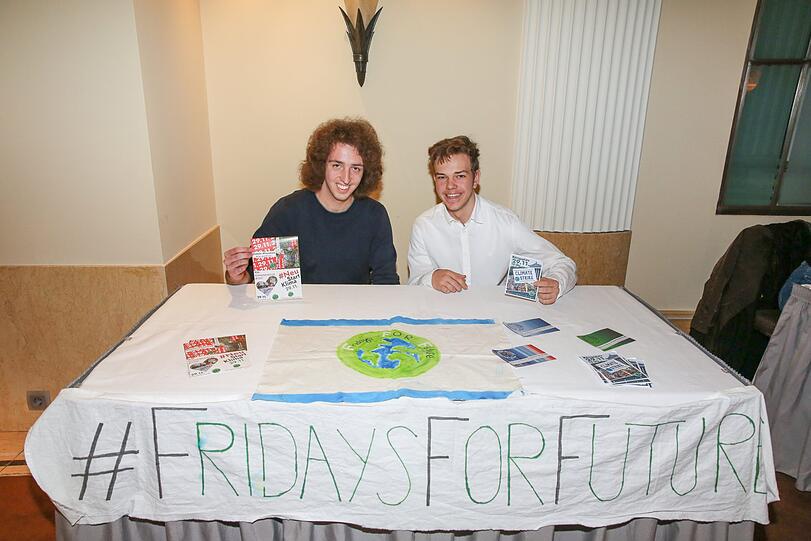 Maximilian Soos und Lukas Maggioni vertreten Fridays For Future.