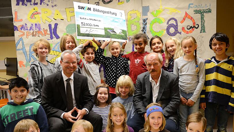 Martin Janke, Geschäftsführer der SWM Bildungsstiftung (links), und Gerd Grüneisl von
Kultur und Spielraum e.V. bei der Scheckübergabe vor der „Sprachtapete“ in der Grundschule
an der Farinellistraße. Martin Janke, Geschäftsführer der SWM Bildungsstiftung (links), und Gerd Grüneisl von
Kultur und Spielraum e.V. bei der Scheckübergabe vor der „Sprachtapete“ in der Grundschule
an der Farinellistraße.