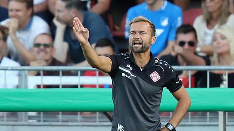 Der Würzburger Trainer Michael Schiele gestikuliert am Spielfeldrand. Foto: Daniel Karmann/dpa/Archivbild