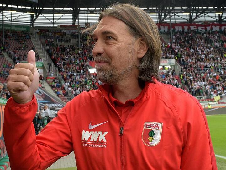 Martin Schmidt, Trainer beim FC Augsburg, streckt den Daumen hoch. Foto: Stefan Puchner/Archivbild