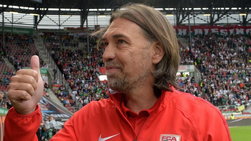 Martin Schmidt, Trainer beim FC Augsburg, streckt den Daumen hoch. Foto: Stefan Puchner/Archivbild Martin Schmidt, Trainer beim FC Augsburg, streckt den Daumen hoch. Foto: Stefan Puchner/Archivbild