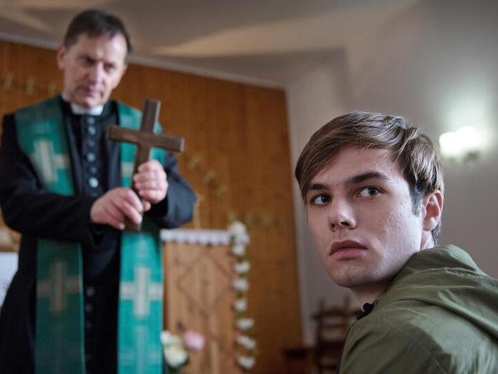 Jonas Fleischauer (Tom Gronau) bei Pater Anselm (Maciej Robakiewicz).