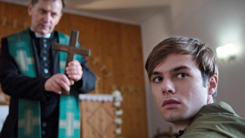 Jonas Fleischauer (Tom Gronau) bei Pater Anselm (Maciej Robakiewicz). Jonas Fleischauer (Tom Gronau) bei Pater Anselm (Maciej Robakiewicz).