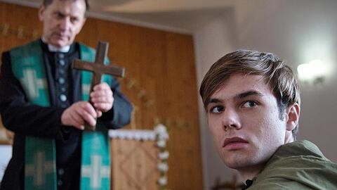 Jonas Fleischauer (Tom Gronau) bei Pater Anselm (Maciej Robakiewicz).