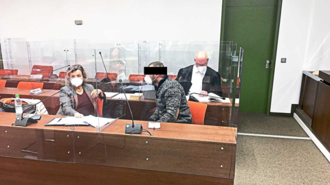 Der Angeklagte und sein Anwalt.