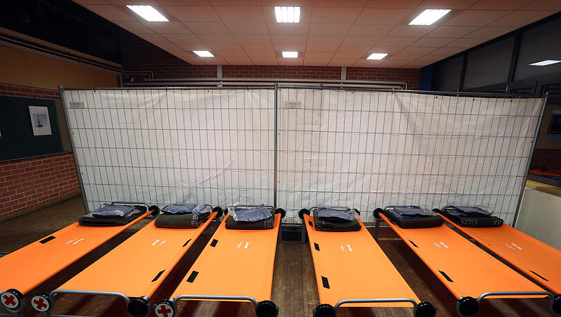 Eine frühere Schule wird zur Notunterkunft - genau wie in Miltenberg. "Die große Anzahl der Geflüchteten überfordert uns", sagt Landrat Scherf. Eine frühere Schule wird zur Notunterkunft - genau wie in Miltenberg. "Die große Anzahl der Geflüchteten überfordert uns", sagt Landrat Scherf.