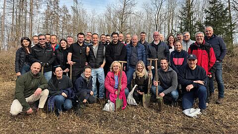 F&uuml;r jedes neu gewonnene Mitglied wird ein Baum gepflanzt. Auch 2023 packten die F&uuml;hrungskr&auml;fte mit an und unterst&uuml;tzten das Forstamt "Schutzvereinigung deutscher Wald" M&uuml;nchen tatkr&auml;ftig bei der Pflanzung neuer Stecklinge.