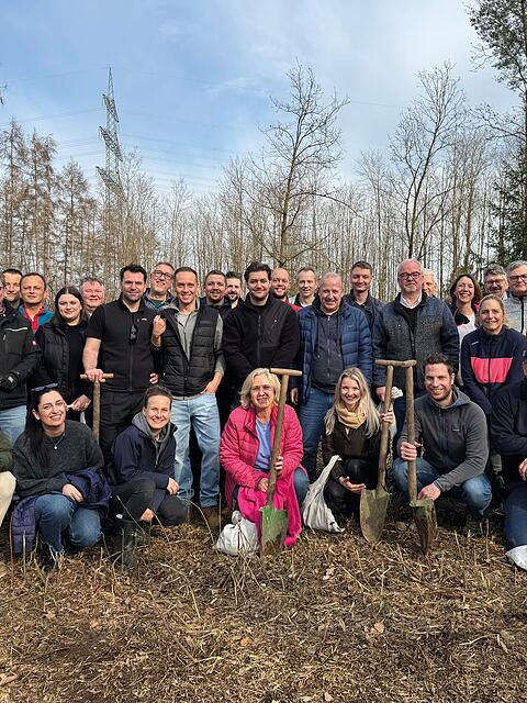 F&uuml;r jedes neu gewonnene Mitglied wird ein Baum gepflanzt. Auch 2023 packten die F&uuml;hrungskr&auml;fte mit an und unterst&uuml;tzten das Forstamt "Schutzvereinigung deutscher Wald" M&uuml;nchen tatkr&auml;ftig bei der Pflanzung neuer Stecklinge.