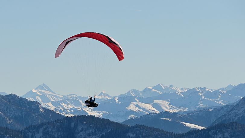 Gleitschirmfliegen ist besonders im Sommer ein beliebter Sport. (Symboldbild) Gleitschirmfliegen ist besonders im Sommer ein beliebter Sport. (Symboldbild)