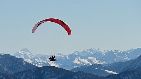 Gleitschirmfliegen ist besonders im Sommer ein beliebter Sport. (Symboldbild)